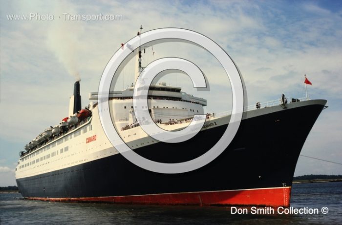 QUEEN ELIZABETH 2 - (Original Funnel) - Pass Cruise