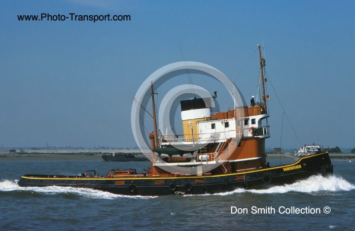VANQUISHER - Tug  with NEW FUNNEL COLOURS