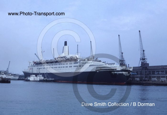 QUEEN ELIZABETH 2 - Pass Cruise - White Funnel