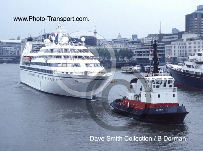 SUN ANGLIA  - Tug and  ROYAL VIKING QUEEN - Pass Cruise