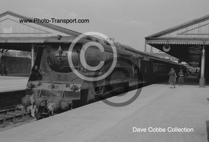  Battle of Britain Un rebuilt 4-6-2 No.34029 Lundy