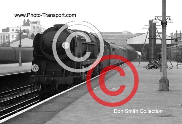 Merchant Navy Class rebuilt 4-6-2 No.35012 United States Lines at Wimbledon