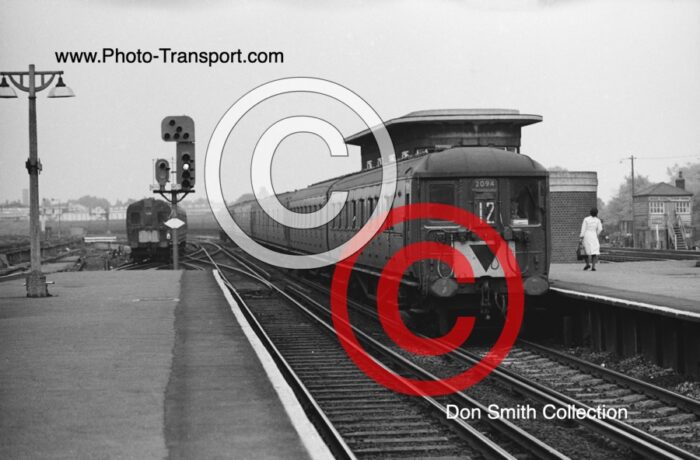EMU 2BIL  No.2094 (Headcode 12)  coming into Wimbledon Station