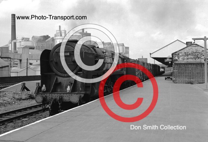 BR Standard  9F 2-10-0 No.92004  coming through Warrington Bank Quay Station