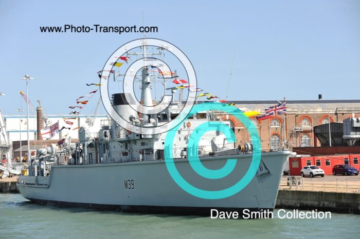 HMS HURWOTH M39  - Minesweeper  - Hunt Class